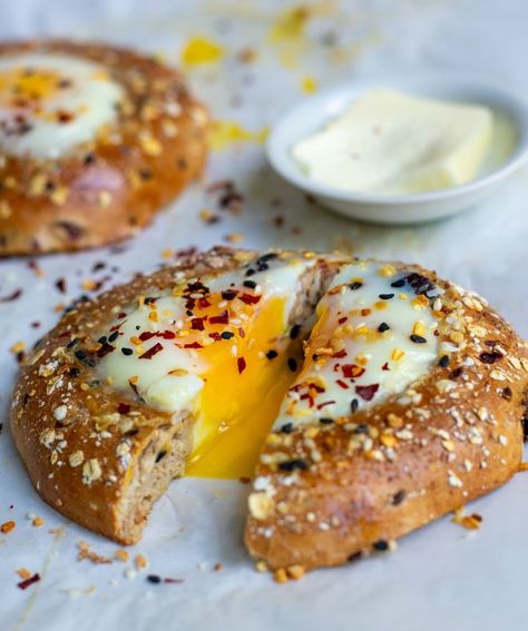 Egg in a Bagel Hole - Quick and easy Baked Bagel Egg In A Hole, Bagel And Egg Breakfast, Breakfast Ideas Bagels, Bagel Egg In A Hole, Bagel With Egg, Breakfast Bagel Sandwich, Sweet Potato Bread Pudding, Egg And Cheese Bagel, Bagel Breakfast Sandwich