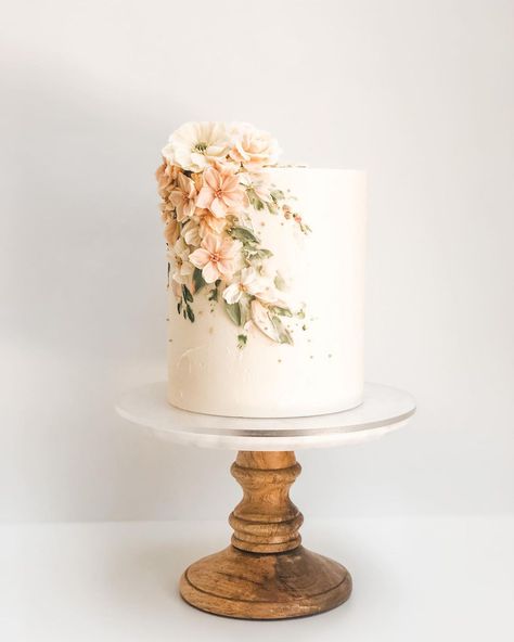 Smooth White Wedding Cake, Modern Buttercream Cake Design, Small Wedding Cakes One Tier, Wedding Cake Designs Simple, Floral Cake Design, Buttercream Cake Designs, Cake Design Inspiration, Buttercream Flower Cake, Birthday Cake With Flowers