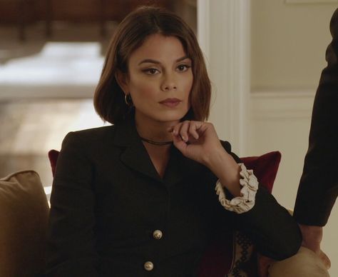 Dynasty Cristal, Dynasty House, Dynasty Quotes, Crystal Outfit, Nat Kelley, Fashionable Characters, Dynasty Fashion, Nathalie Kelley, Mira Sorvino