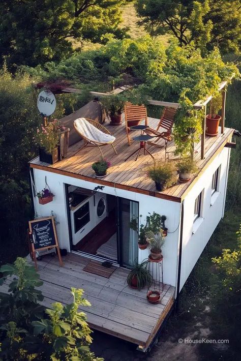 Container Homes With Courtyard, Tiny House Flat Roof, Bamboo Tiny House, Tiny House Tropical, Tiny Beach House Interior, Tiny House Aesthetic, Tiny Home Interior Ideas, Roof Courtyard, Mini Cabin Ideas