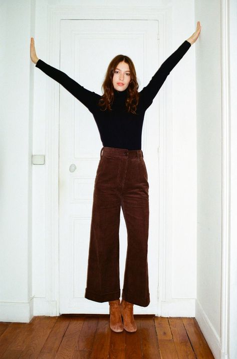 Emmy Red Carpet, Emmys Red Carpet, Look Boho Chic, Jeanne Damas, The Emmys, Winter Mode, Velvet Color, Mode Inspo, Cropped Trousers