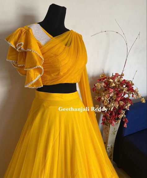 Blouse Pattern For Haldi Ceremony, Haldi Lehanga Ideas, Unique Haldi Outfits For Bride Sister, Haldi Blouse Design, Yellow Dresses For Haldi, Unique Haldi Outfits, Haldi Bridal Outfit, Dress For Haldi Function, Haldi Dress Ideas