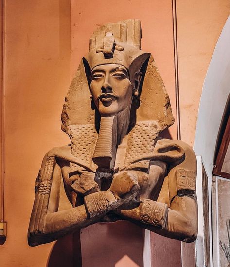 Historia,amazing Places on Instagram: “Who was King Akhenaten also spelled Echnaton,Akhenaton,Ikhnaton,and Khuenaten (Ancient Egyptian: meaning "Effective for the Aten"), was an…” Tut Ankhesenamun, King Akhenaten, Ancient Egyptian Sculpture, Aset Goddess Ancient Egypt, Ancient Egypt Sculpture, African Kings, King Narmer Ancient Egypt, Ppt Background, Egypt Museum