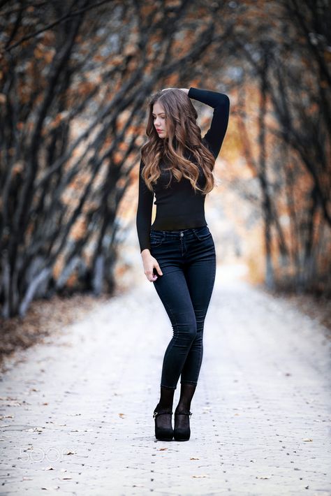 Tatyana - portrait of a beautiful young girl in autumn park Poses For Women Standing, Outdoor Photoshoot Poses For Women, Women Poses Photography, Photoshoot Poses For Women, Outdoor Photoshoot Poses, Poses For Women, Female Portrait Poses, Lady In Black, Black And White People