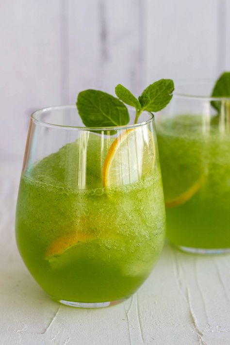 Vanilla Pudding Desserts, Lemon Slush, Pakistani Desserts, Mint Drink, Hot Drinks Recipes, Mint Lemonade, Refreshing Summer Drinks, Lemon Mint, Pakistani Food