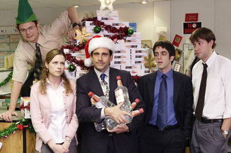 The Best Office Christmas Episodes | Her Campus The Office Christmas Wallpaper, Office Christmas Episodes, Zoom Wallpaper, Best Of The Office, The Office Christmas, Office Jokes, The Office Show, Christmas Episodes, Office Aesthetic