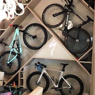 Cycling • Ciclismo • Cyclisme (@mycyclinglifestyle) • Instagram photos and videos Cycle Store Design, Bike Wall Storage, Bike Storage Apartment, Bike Storage Solutions, Sports Storage, Bedroom Decoration Ideas, Would You, Hybrid Bicycle, Bicycle Stand