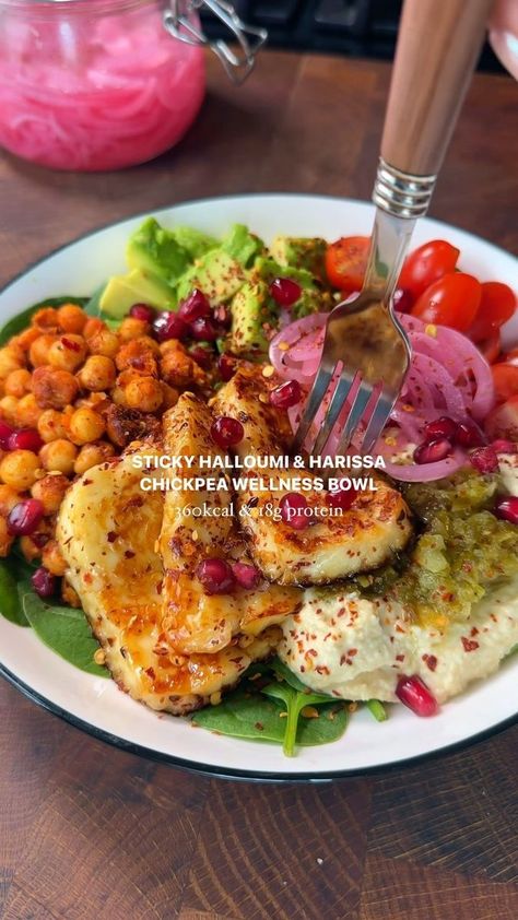 Chickpea And Halloumi Recipes, Halloumi Buddha Bowl, Halloumi Chickpea Salad, Lunch With Chickpeas, Halloumi Bowl Recipes, Halloumi Lunch Ideas, Vegetarian Halloumi Recipes, Nourishing Dinner Recipes, Halumi Recipe Food