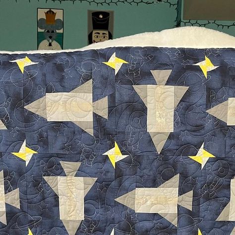 Becky on Instagram: "I love everything about this! Baby rocket ship quilt with Space Explorers E2E design designed for me by @abeandartdesigns Now I want to quilt it on all the things! #beckysquiltingagain #edgetoedgequilting #customdesignbyabeandartdesigns #longarmquiltingservices #turningquilttopsintouseableworksofart" Space Quilts Ideas, Rocket Quilt, Outer Space Quilt, Space Baby Quilt, Ship Quilt, Space Quilt, Rocket Ship, Square Quilt, Baby Quilt