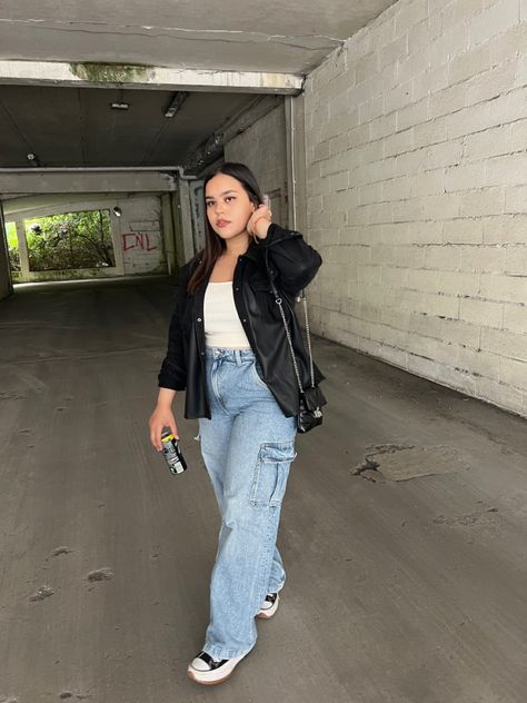 Blue baggy cargo jeans, white shirt, high Converse, black jacket Cargo Jeans Outfit, Cargo Outfit, Midsize Outfits, Mid Size Fashion, Cargo Pants Outfit, Cargo Jeans, Basic Outfits, Pants Outfit, Jean Outfits