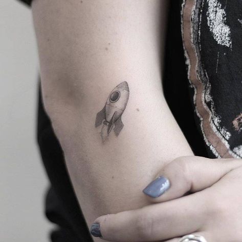 Rocket Ship Tattoo, Small Hip Tattoos Women, Atom Tattoo, Spaceship Tattoo, Rocket Tattoo, Ufo Tattoo, Tatuagem Masculina Pequena, Astronaut Tattoo, L Tattoo