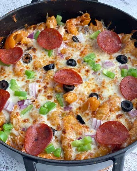 One Pot Pizza Pasta Creamy Cheesy Pasta, Pizza Pasta Recipe, Cheesy Pasta, Pasta Dinner Recipes, One Pot Pasta, Pasta Dish, Pizza Pasta, Pasta Recipe, One Pot Meals