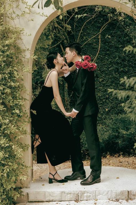 Creative Prewedding Photography, Garden Prewedding, Korean Engagement Photos, Pre Wedding Photoshoot Theme, Pre Wedding Photoshoot Props, Prom Photoshoot, Wedding Photoshoot Props, Pre Wedding Photoshoot Outdoor, City Engagement Photos