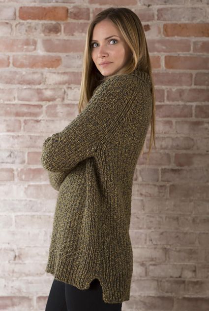 One trend that seems to keep coming back year after year is the oversized sweater. You don’t need to save up for designer knits, after all, you have the skills, now all you need is the right knitting pattern! Oversize Sweater Knitting Pattern, Cozy Oversized Sweaters, Knitting Patterns Free Sweater, Knit Cardigan Pattern, Jumper Patterns, Knitting Magazine, Oversize Knit, Sweater Knitting Patterns, Stockinette Stitch