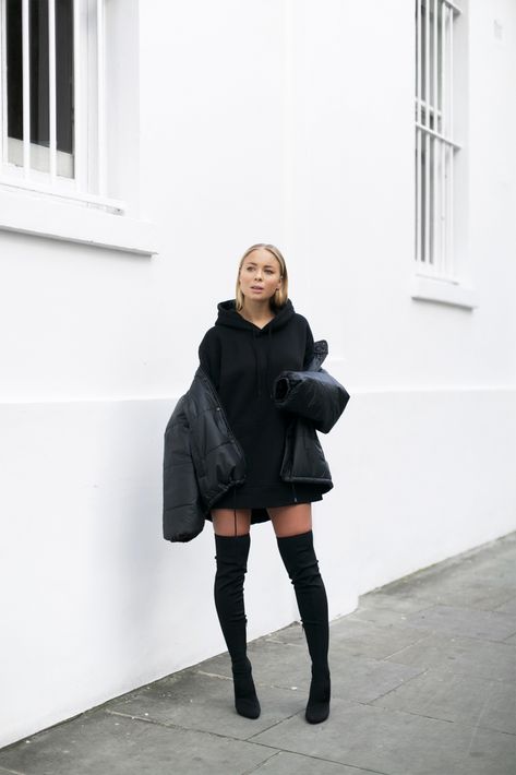 Puffer Jacket & Knee Highs. Hoodie Dress Outfit, Moda Paris, Looks Black, Hoodie Outfit, All Black Outfit, K Fashion, Pinterest Fashion, Edgy Outfits, Thigh High Boots