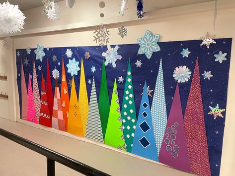 Christmas Tree Hallway Decorations, School Christmas Program Stage Decorations, Christmas School Wall Decorations, Christmas Decors For Classroom, Christmas Decorations School Hallways Decorating Ideas, Christmas Tree School Door, Preschool Christmas Room Decor, Preschool Christmas Boards, Art Room Christmas Door