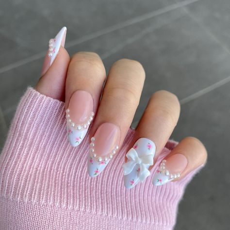 Dainty flower nails 🎀🌸 IB: @nails_by_miaaa —— #nailart #nails #coquette #flowernails #naildesign 3d Bow Nail Designs, Coquette Flower Nails, Bridgerton Nails Inspired, Bridgerton Nails Ideas, Dainty Flower Nails, Dainty Nail Designs, Nail Designs With Charms, Coquette Nail Designs, Bridgerton Nails