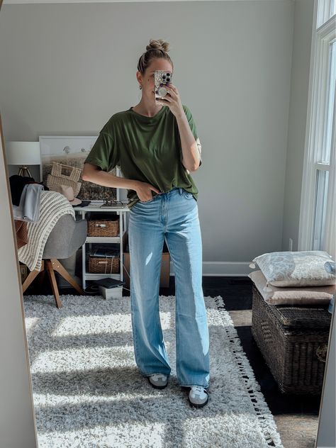 Wide Leg Full Length Jeans Outfit, Wide Leg Jeans Graphic Tee Outfit, Light Denim Wide Leg Jeans Outfit, Wide Leg Jeans And Tshirt, Wise Leg Jeans Outfit, Wide Leg Levis Outfit, Full Length Wide Leg Jeans Outfit, Wide Leg Jeans Outfit 2024, Wide Leg Jeans Outfit Over 40