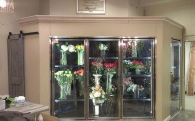 Floral Cooler Display, Floral Cooler, Florist Cafe, Flower Fridge, Fridge Organization, Custom Displays, Display Storage, Shop Ideas, Coolers