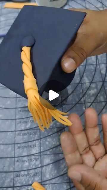 How To Make A Fondant Graduation Cap, Fondant Graduation Cap Tutorial, Graduate Hat Ideas, How To Make Graduation Hat, Diy Graduation Cake Toppers, Graduation Hat Cake Topper, Graduation Cupcake Ideas, Graduation Cap Tutorial, Make Graduation Cap