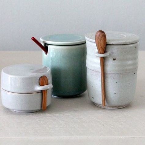 Little pots for sugar, salt or more on your table. Have a look this weekend on #meesterlijkambachtendesign #westergasfabriek #amsterdam #tableware #ceramics #foodserving #keramiekatelier #marjokedeheer #clay #celadonglaze #porcelain #wheelthrown #madeinamsterdam Summer Ceramics, Pottery Canisters, Unique Tableware, Quirky Products, Ceramic Kitchenware, Ideas Matrimonio, Ceramic Containers, Diy Keramik, Pottery Design