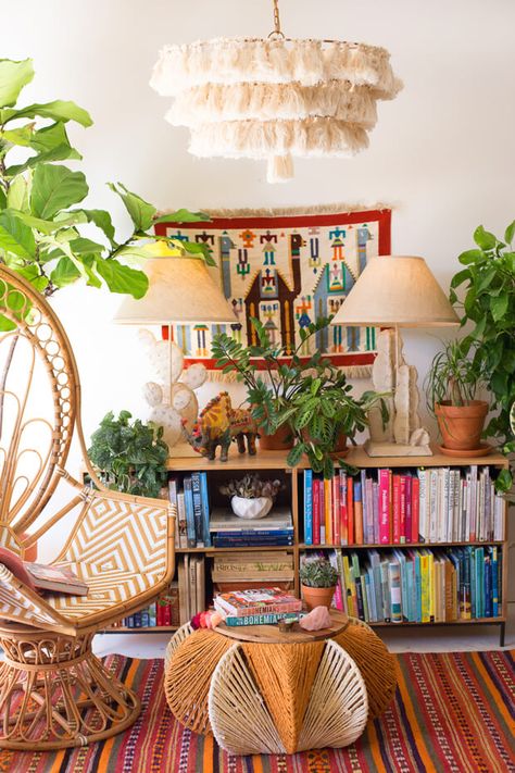 Sillas de ratán y lámpara de flecos, complementos ideales para un salón bohemio