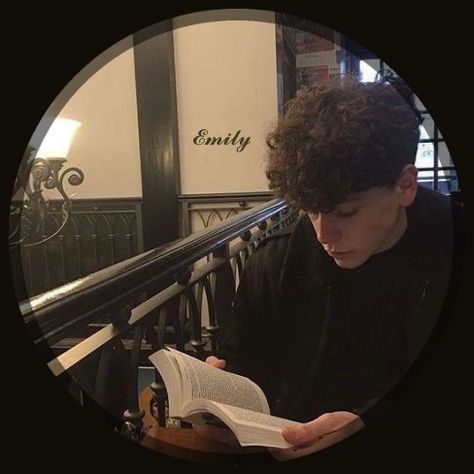 Man Reading, Aesthetic Boys, Aesthetic Boy, Tumblr Boys, Reading A Book, 인물 사진, Millie Bobby Brown, Book Aesthetic, Photo Poses