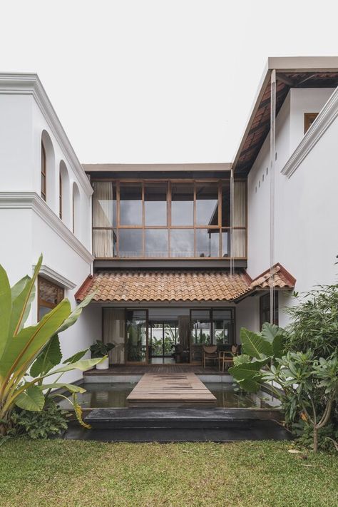 Lilly House / Aslam Sham Architects Kerala Modern House Design, Tropical Contemporary House Exterior, Tropical House Architecture, Slope Roof Design, Indian Traditional House, Asian Houses, Asian House Design, Tropical House Plans, Slope House Design