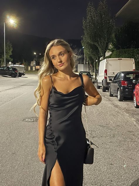 Dinner Date Outfit Dress, Satin Dress Aesthetic, Dinner Date Outfits, Europe Travel Outfits, Zara Black Dress, Fiesta Outfit, Satin Noir, Black Silk Dress, Black Slip Dress