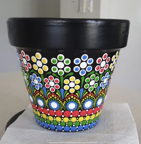 Dot Art Plant Pot, Flower Pot Dot Painting, Dot Painted Flower Pots, Dot Painting Flower Pots, Painted Flower Pots Terra Cotta, Painted Plant Pot, Terra Cotta Pot Crafts Diy, Plant Pot Design, Flower Pot Art