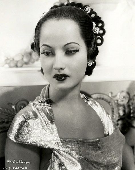 Merle Oberon (born Estelle Merle O'Brien Thompson, 19 February 1911 – 23 November 1979) was an Anglo-Indian actress. Merle Oberon, Actrices Hollywood, Hollywood Glam, Old Hollywood Glamour, Golden Age Of Hollywood, Classic Films, Vintage Glamour, Vintage Hollywood, Best Actress