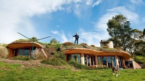 House Built Into Hill, House Built Into Hillside, Case Sotterranee, Green Magic Homes, Earth Sheltered Homes, Casa Hobbit, Earth Bag Homes, Unique House Plans, Eco Buildings