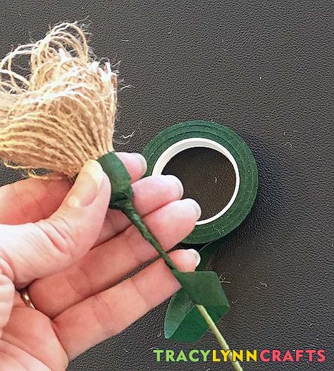 Diy Burlap Flowers, Burlap Roses Tutorial, Burlap Flower Tutorial, Hessian Flowers, Burlap Leaves, Burlap Crafts Diy, Twine Flowers, Jute Flowers, Rustic Style Decor