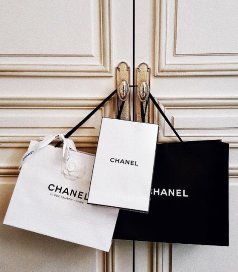 @romeevierhuis Korean Girl Style, Chanel Shopping, Chanel Aesthetic, Boujee Aesthetic, Daphne Blake, Basic Fashion, Mode Chanel, Mia 3, Luxury Aesthetic