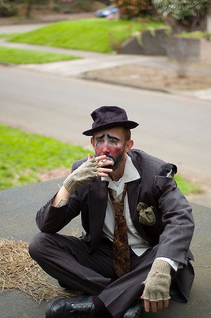 hobo clown- costume idea...OMG RYAN WOULD LOOK AWESOME LIKE THIS! Hobo Costume, Hobo Clown, Pierrot Clown, Easy Halloween Party, Dark Circus, Adult Party Themes, Send In The Clowns, Adult Halloween Party, Vintage Clown