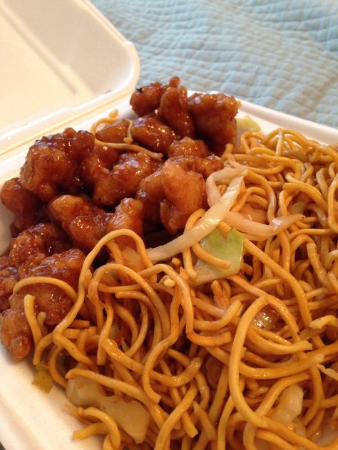 Panda Express Chicken, Chicken Chow Mein Recipe, Panda Express Orange Chicken, Crunchy Vegetables, Chow Mein Recipe, Comforting Dinner, Chicken Chow Mein, China Food, Panda Express