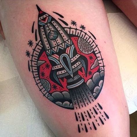 Traditional Tattoo Ufo, Art Vandelay, School Reference, Spaceship Tattoo, School Moodboard, Mens Tattoos, Rocket Tattoo, Dna Tattoo, Ufo Tattoo