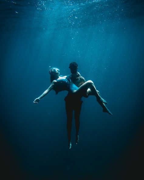 Underwater Photoshoot, Underwater Model, Underwater Portrait, Image Couple, Underwater Art, Underwater Photos, Water Photography, Edit Your Photos, Poses References