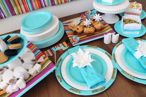 10 Ways to Decorate With Paper Plates via Brit   Co Paper Plate Table Setting Ideas, Diy Party Table, Plate Decorating, Festive Desserts, Dessert Stand, Table Top Display, Colorful Party, Fashion Deals, Utensil Set