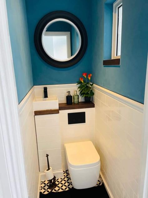 Understairs Toilet, Small Toilet Design, Simple Small Bathroom, Small Downstairs Toilet, Bathroom Ideas Green, Bathroom Under Stairs, Mini Bad, Toilet Room Decor, Small Bathroom Layout