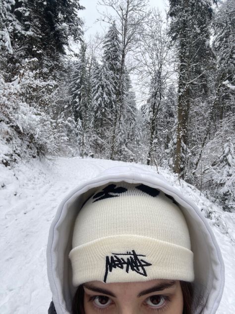 Stussy Beanie Outfit, Snow Clothing, Girl Walk, Beanie Fits, Beanie Outfit, White Beanies, Snow Outfit, Concept Clothing, Skiing Outfit