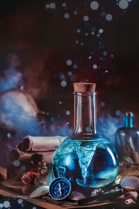 Wine Flask, Chemistry Art, Ravenclaw Aesthetic, Alchemy Art, Magic Bottles, Hogwarts Aesthetic, Nikola Tesla, Foto Art, Ravenclaw