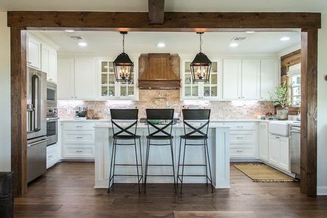 I seriously love everything about this kitchen ❤. The wood beams that line the cased opening make it its own space, but still open to the rest of the house. Definitely some perfect design inspiration! credit: fixer upper #kitchen #farmhousedecor #farmhouse #farmhouse #island #framing #woodbeams #whitekitchen #thathood #love #construction #newhouse #fixerupper Joanna Gaines Kitchen, Fixer Upper Kitchen, Upper Kitchen Cabinets, Casa Country, Decor Ikea, Kitchen Decorating, Kitchen Redo, Trendy Kitchen, Joanna Gaines