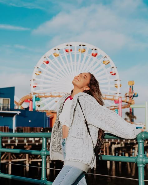 did you really go to santa monica pier if you didn’t take a photo in front of the ferris wheel 🎡 . . #santamonica #losangeles #ootd… Santa Monica Pier Photoshoot, Pier Outfit, Los Angeles Trip, Los Angeles Photoshoot, Sarah Betts, Pier Santa Monica, Los Angeles California Photography, Parties Themes, Santa Monica Los Angeles