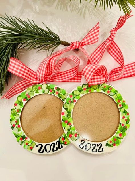 Sentimental Ornaments Diy Kids, Kids Santa Crafts, Ornament Craft With Picture, Classroom Ornaments Student, 2nd Grade Ornament Ideas, First Grade Ornaments, Photo Ornament Ideas, Borax Christmas Ornaments, Student Made Ornaments