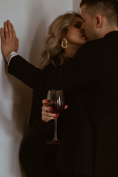 Cocktail Pictures, Angelcore Aesthetic, Shooting Couple, Person Photography, Valentine Photo Shoot, Luxury Couple, Party Photoshoot, Elegant Couple, Classy Couple