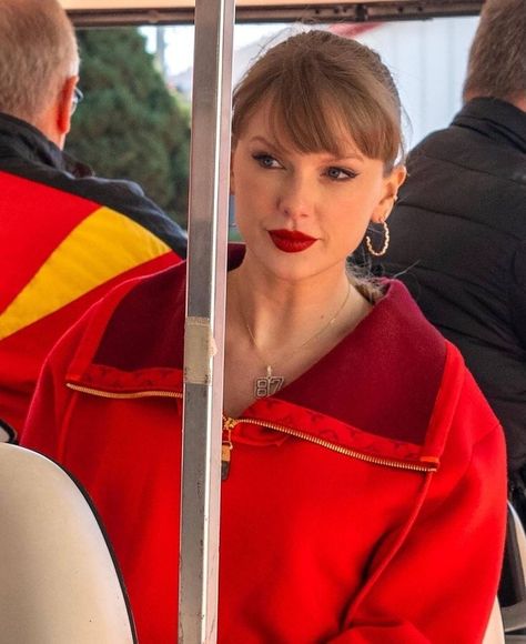 Taylor Swift Im Only Me When Im With You, Taylor Chiefs Game, Taylor Swift Muscles, Taylor Swift Concert Makeup Looks, Taylor Swift Chiefs, Cute Taylor Swift Pics, Football Game Pics, Taylor Swift Food, Taylor Swift Pretty