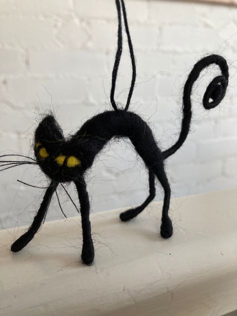 Felted Black Cat, Felted Halloween Creatures, Felt Cats, Needle Felting Ideas, Adornos Halloween, Cute Sewing Projects, Needle Felting Tutorials, Felt Halloween, Wool Felting