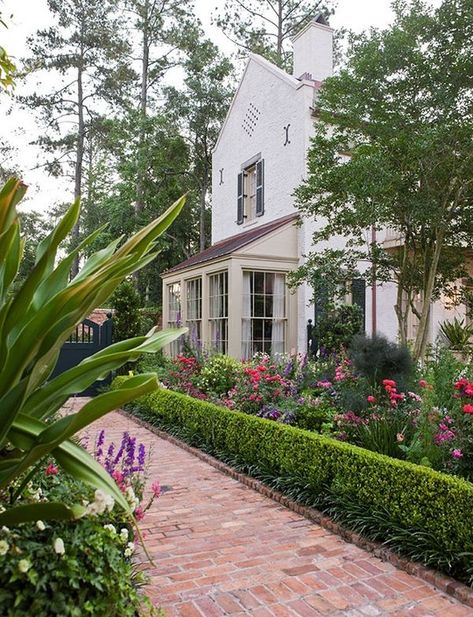 house-garden-pathway - Home Decorating Trends - Homedit Boxwood Landscaping, Brick Path, Brick Walkway, Beautiful Home Gardens, Southern Garden, Garden Wallpaper, Easy Landscaping, Traditional Landscape, Landscaping Tips