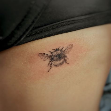 #tattoo #tinytattoo #blacktattoo #microrealism #microrealismtattoo #beetattoo #bumblebeetattoo #firsttattoo Bee Tattoo On Ribs, Jellybean Tattoo, Millipede Tattoo, Bumble Bee Tattoo, Dandelion Tattoo, Bee Tattoo, Realism Tattoo, Rib Tattoo, First Tattoo